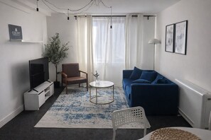 Smart TV, books - Manchester Apartment Sleeps 4 + Free Parking (Salford)
