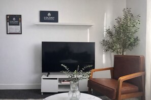 Smart TV, books - Manchester Apartment Sleeps 4 + Free Parking (Salford)