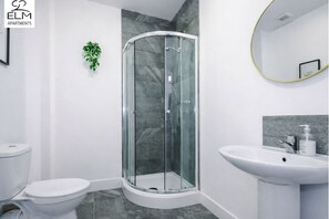 Shower, hair dryer, towels, soap - Manchester Apartment Sleeps 4 + Free Parking (Salford)