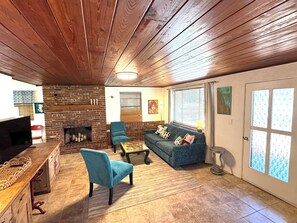 Smart TV - Cozy 2-bedroom house in Old Englewood close to Dearborn Street and Beaches (Englewood)