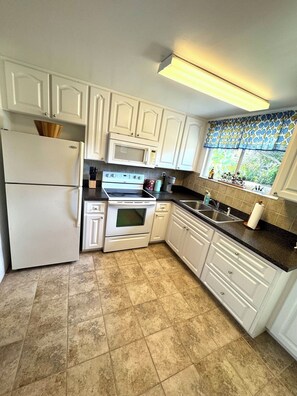 Private kitchen - Cozy 2-bedroom house in Old Englewood close to Dearborn Street and Beaches (Englewood)