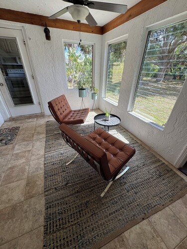 Cozy 2-bedroom house in Old Englewood close to Dearborn Street and Beaches