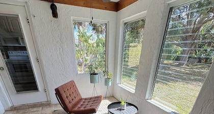 Cozy 2-bedroom house in Old Englewood close to Dearborn Street and Beaches