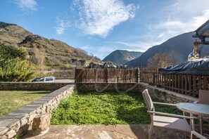 Outdoor dining - Casa Unhòla by SeaMount Rentals (Unha)