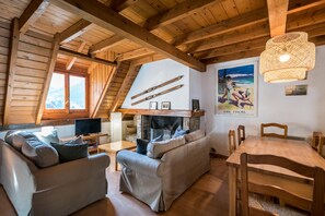 TV, fireplace - Casa Unhòla by SeaMount Rentals (Unha)