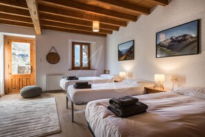 4 bedrooms, iron/ironing board, Internet - Casa Unhòla by SeaMount Rentals (Unha)
