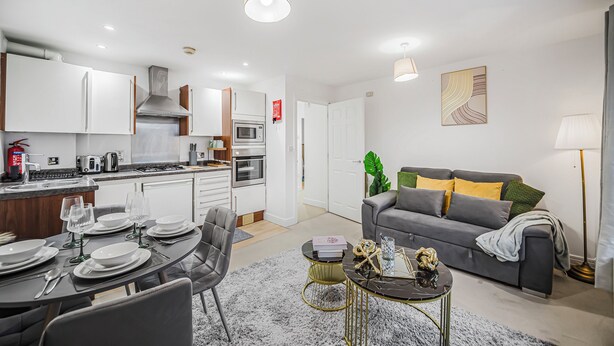 A modern apartment with a dining area, kitchen, and living room. - The Cosy Spot- Contractor Friendly- Free Parking (Clapham)