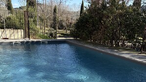 A clear swimming pool surrounded by trees and a fence. - Château Turcan - Bastide 18th century 6 bdrms with swimming pool (Ansouis)