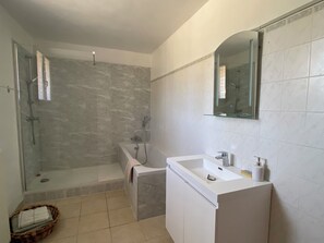 Shower, hair dryer, towels, soap - Château Turcan - Bastide 18th century 6 bdrms with swimming pool (Ansouis)