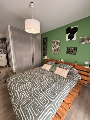 4 bedrooms, iron/ironing board, WiFi, bed sheets - Modern 4BR Villa : Private Pool, Billards & 3 Baths, 15min Walk to Beach (Sérignan)