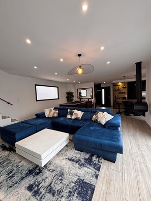Living area - Modern 4BR Villa : Private Pool, Billards & 3 Baths, 15min Walk to Beach (Sérignan)
