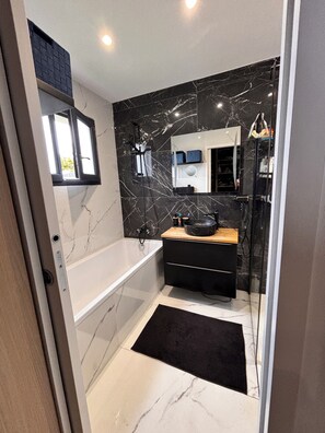 Shower, hair dryer, towels, soap - Modern 4BR Villa : Private Pool, Billards & 3 Baths, 15min Walk to Beach (Sérignan)