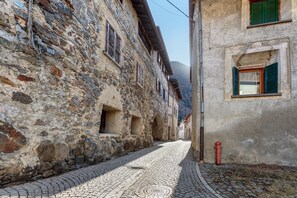 Property grounds - Baldo Petra House: Mountain View, Shared Terrace & Wi-Fi in Valtellina (Mondadizza)