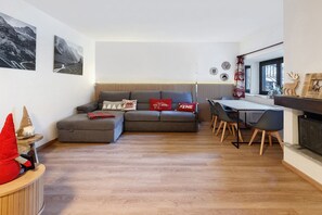 Living area - Baldo Petra House: Mountain View, Shared Terrace & Wi-Fi in Valtellina (Mondadizza)