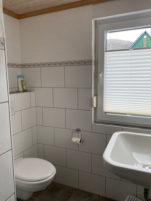 Shower, hair dryer, towels - Dorfblick Apartment with Large Balcony and Beautiful Views (Lennestadt)