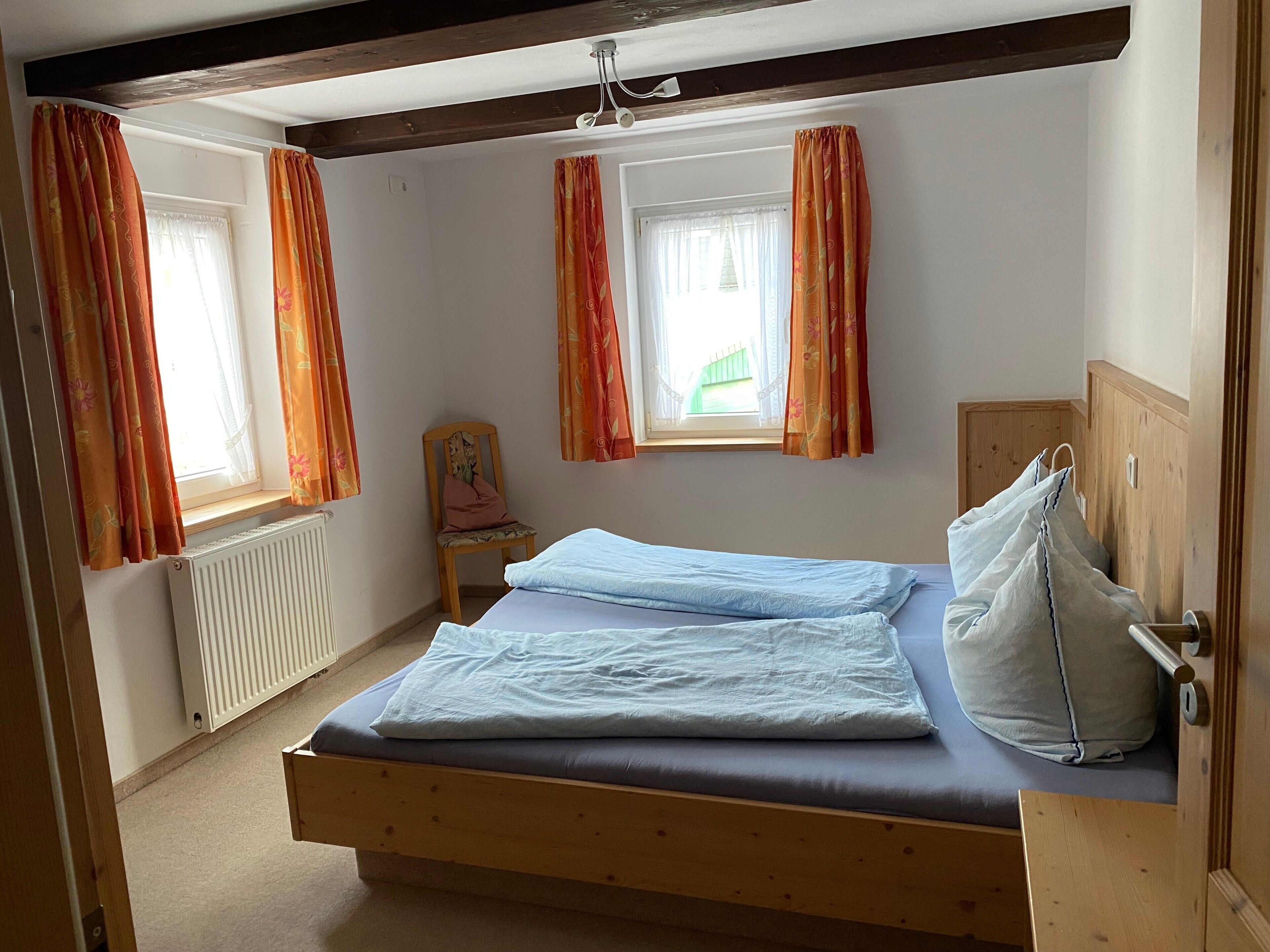 2 habitaciones, tabla de planchar con plancha, wifi y ropa de cama 