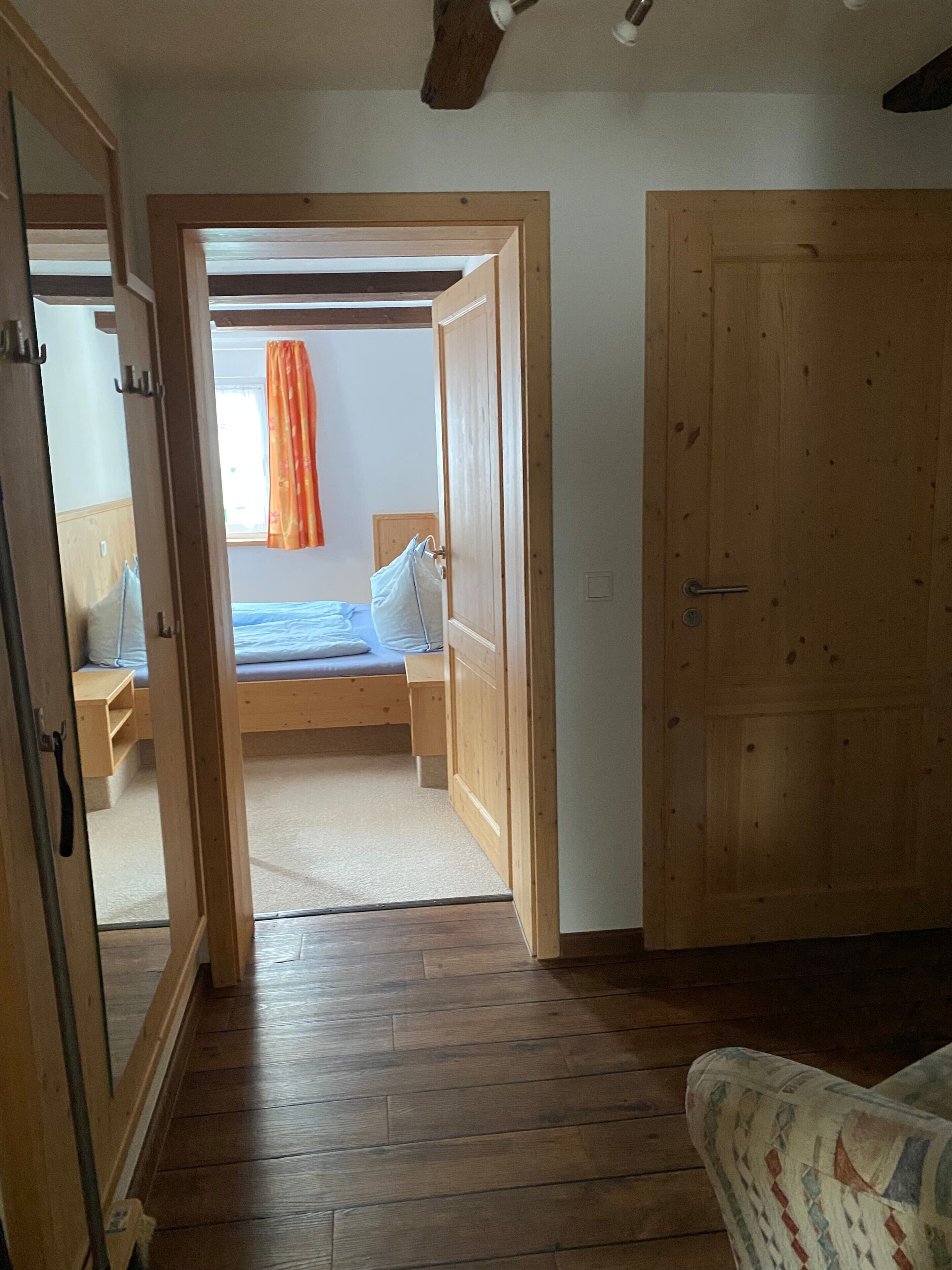 2 habitaciones, tabla de planchar con plancha, wifi y ropa de cama 