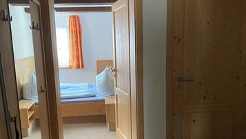 2 habitaciones, tabla de planchar con plancha, wifi y ropa de cama