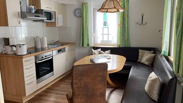 Een koelkast, een magnetron, een oven, een kookplaat