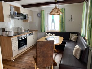 Frigorifero, microonde, forno, piano cottura