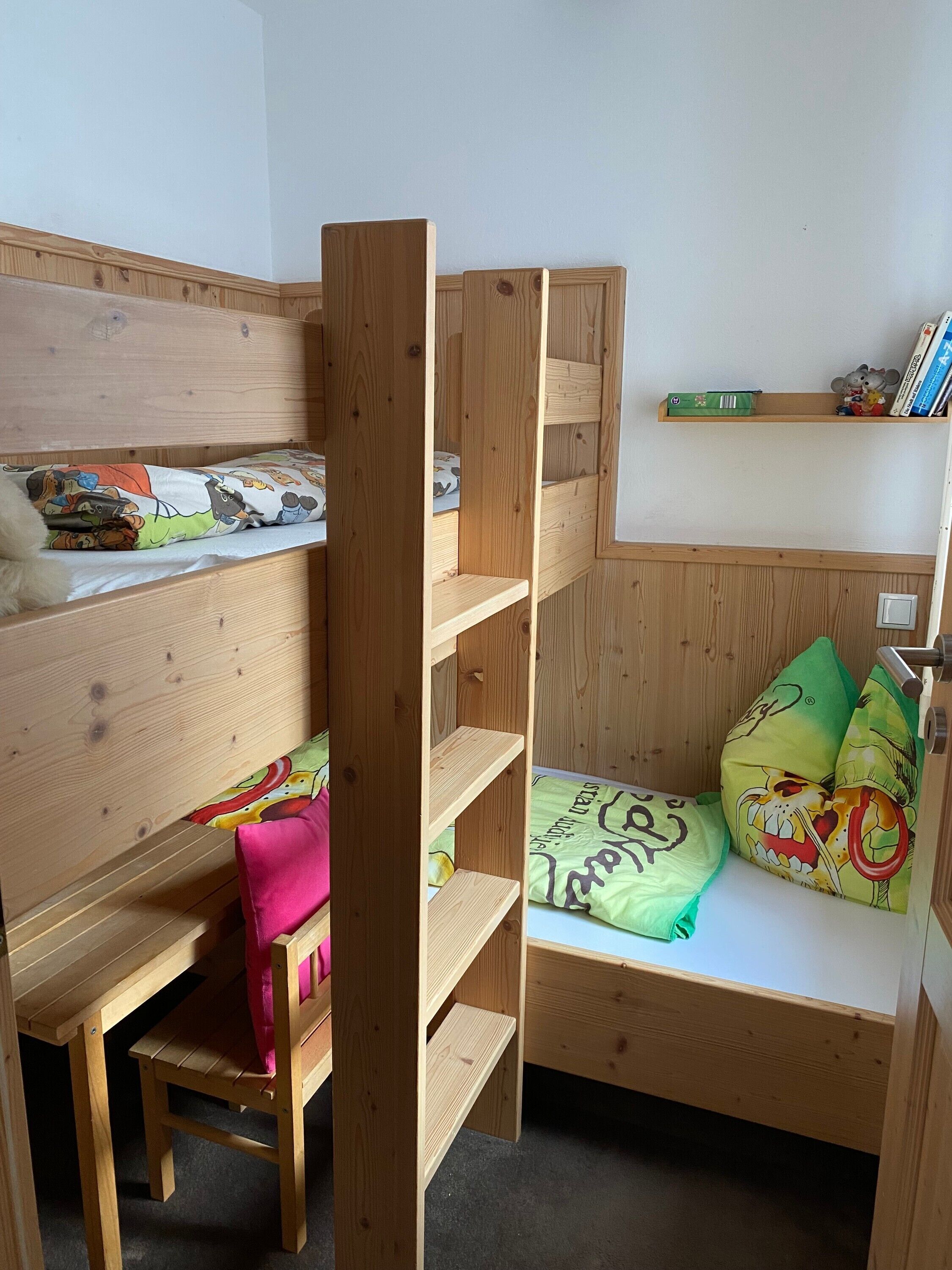 2 quartos, ferros/tábuas de passar roupa, Wi-Fi, roupa de cama