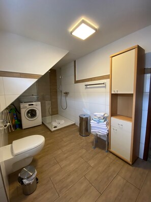 Shower, hair dryer, towels - Apartment 'Panorama' with Mountain View, Shared Terrace and Wi-Fi (Lennestadt)