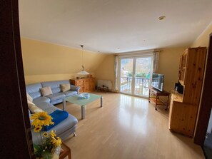 Télévision, table de tennis de table, chaîne hi-fi