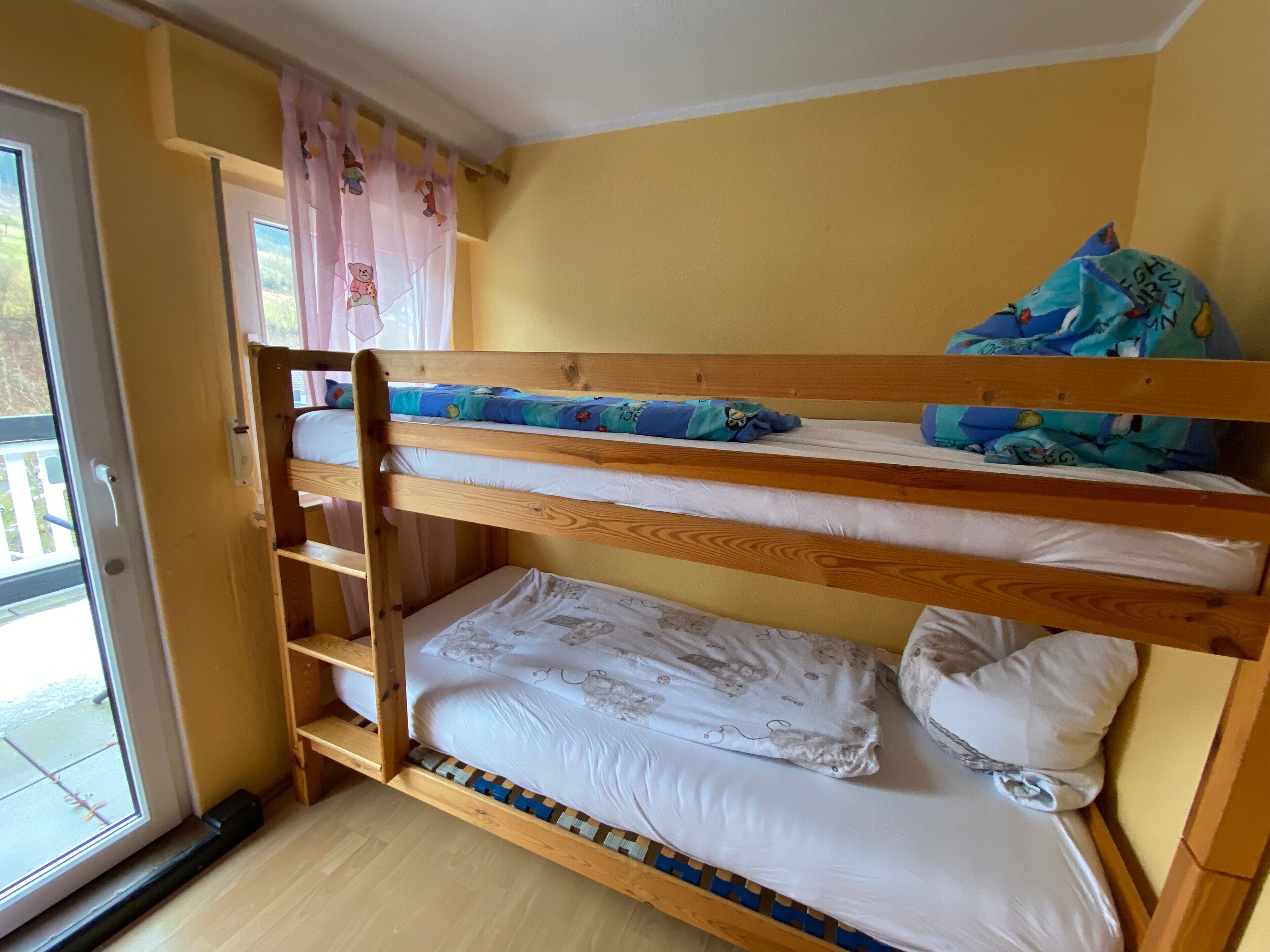 Tabla de planchar con plancha, wifi y ropa de cama 