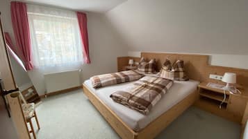 Tabla de planchar con plancha, wifi y ropa de cama