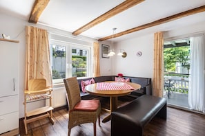 Dining - Apartment 'Sonnenschein' with Private Terrace, Balcony and Wi-Fi (Lennestadt)