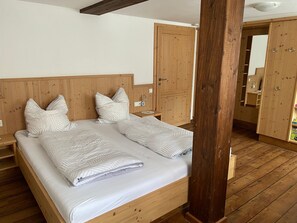 Room - Apartment 'Sonnenschein' with Private Terrace, Balcony and Wi-Fi (Lennestadt)