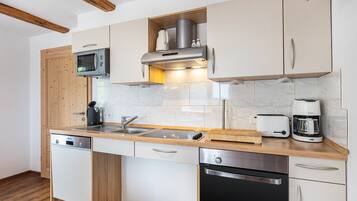Cafetera/tetera, refrigerador, microondas, horno
