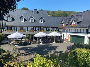 Luokittelematon kuva, 3 kautta 51, painike