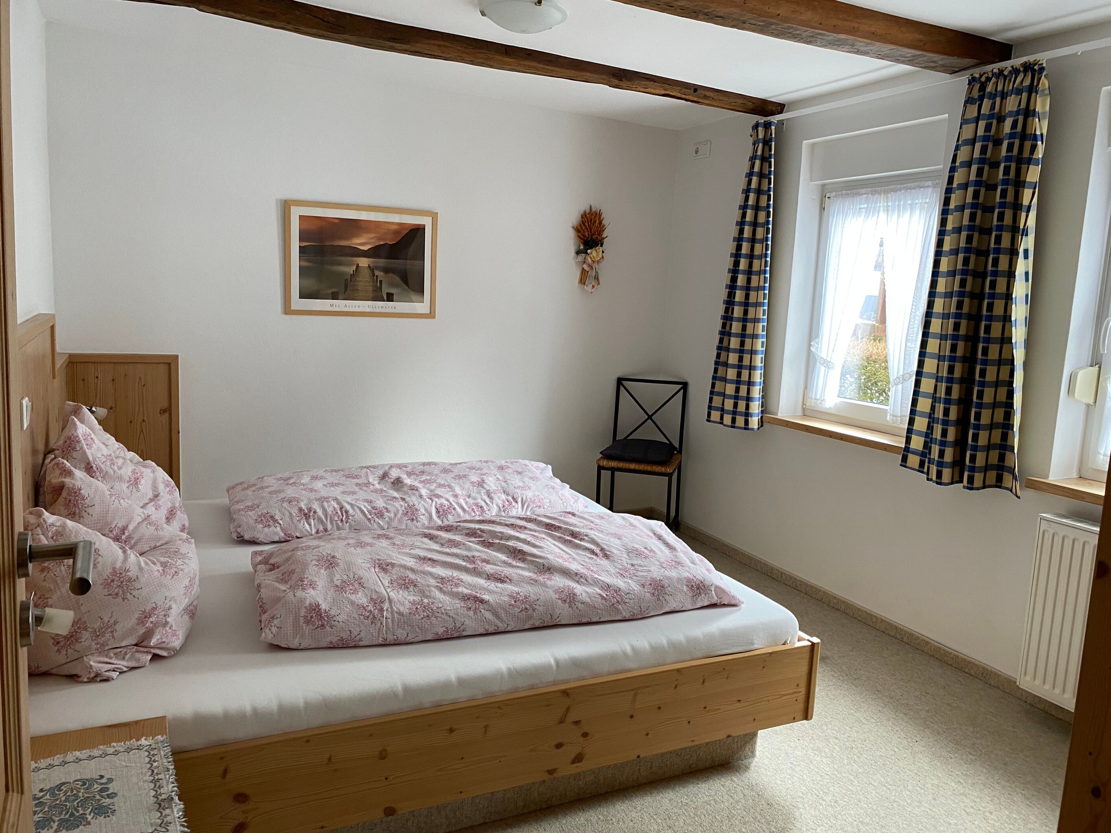 Tabla de planchar con plancha, wifi y ropa de cama 