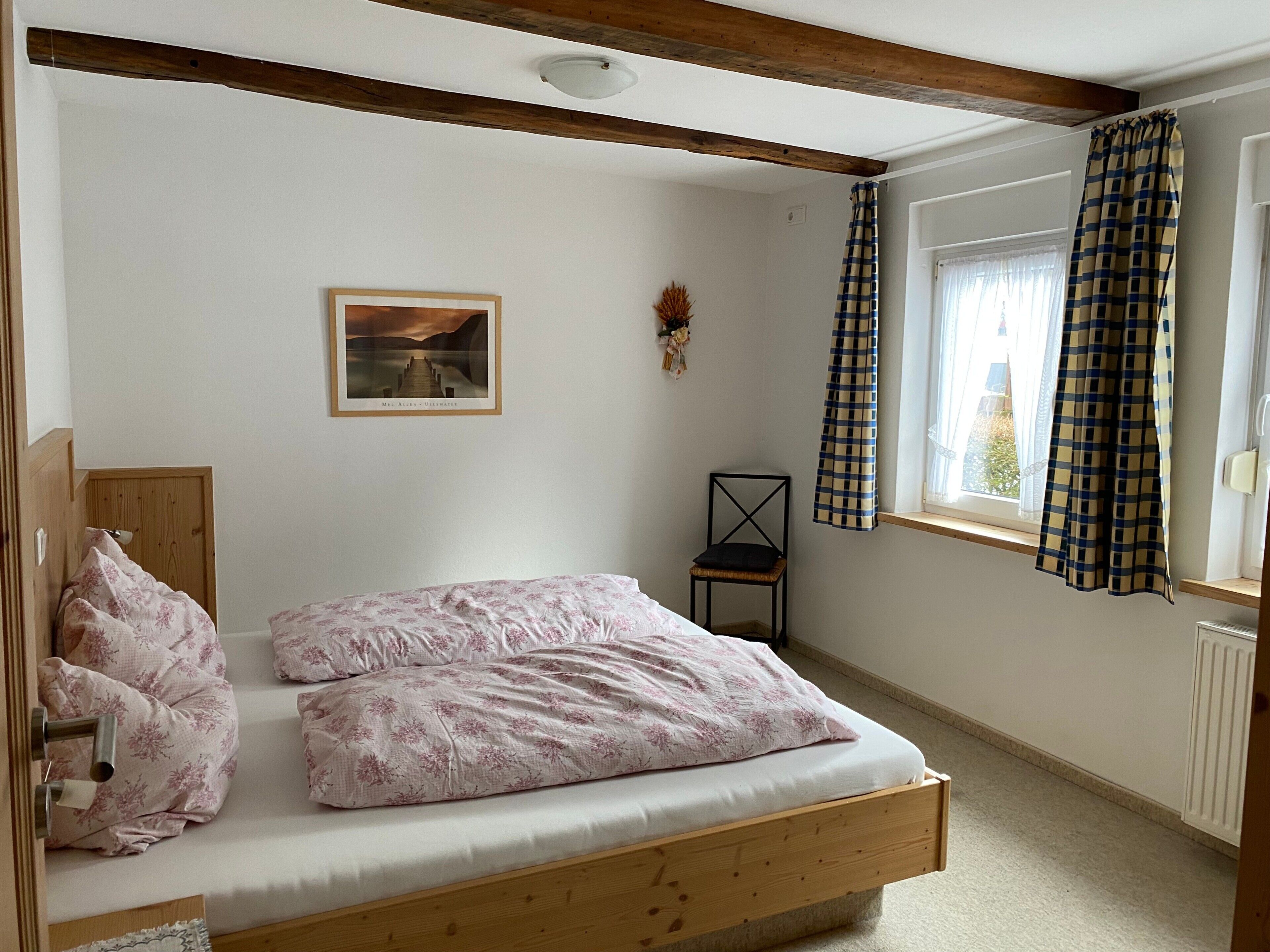 Tabla de planchar con plancha, wifi y ropa de cama 