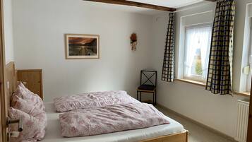 Tabla de planchar con plancha, wifi y ropa de cama