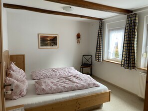 Iron/ironing board, WiFi, bed sheets - Apartment 'Romantik' with Shared Terrace, Balcony and Wi-Fi (Lennestadt)