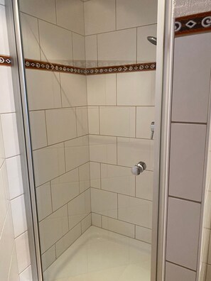 Dusche, Haartrockner, Handtücher