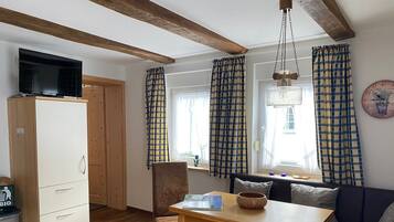 Fernseher, Tischtennisplatte, Stereoanlage