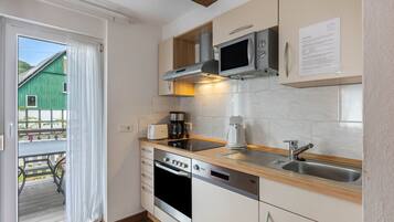 Refrigerador, microondas, horno, placa de cocina