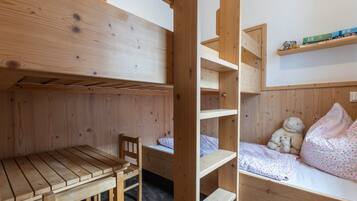 2 habitaciones, tabla de planchar con plancha, wifi y ropa de cama