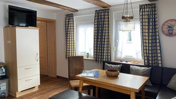 TV, ping pong, stereo