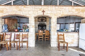 Outdoor dining - New! Rancho Rosa Amarilla-Spacious 5-Acre Country Retreat with 4 Beds, 3 Baths & Room to Roam! (Crowley)