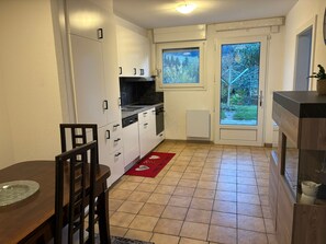 Fridge, microwave, oven, stovetop - Le Refuge du Cerisier - Tranquillity and an Alpine View in La Chaux-de-Fonds (La Chaux-de-Fonds)
