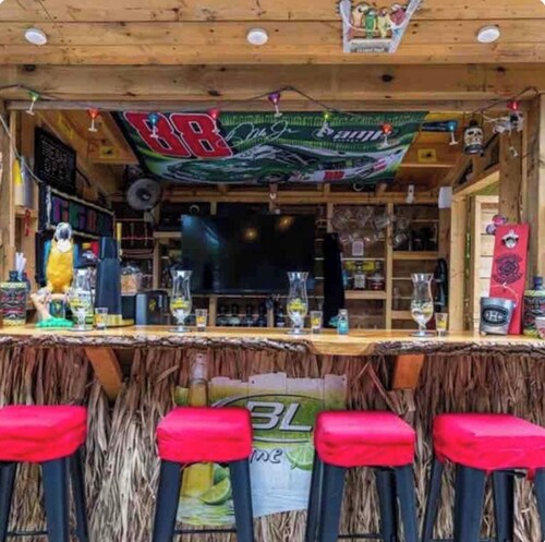 2 minutes to the falls ultimate Niagara Getaway - Hot Tub, Game Room, & tiki bar