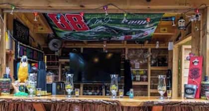 2 minutes to the falls ultimate Niagara Getaway - Hot Tub, Game Room, & tiki bar