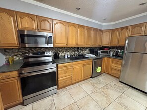 Refrigerador, microondas, horno y parrilla de estufa 