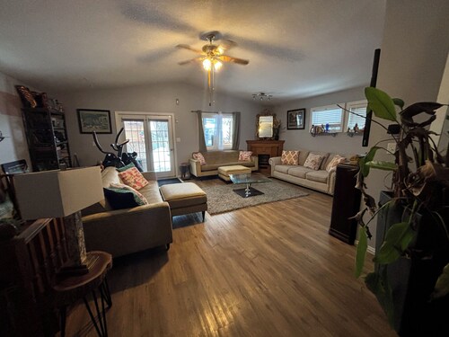 2 minutes to the falls ultimate Niagara Getaway - Hot Tub, Game Room, & tiki bar