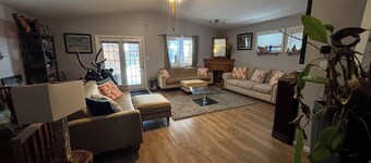 2 minutes to the falls ultimate Niagara Getaway - Hot Tub, Game Room, & tiki bar