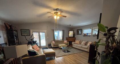 2 minutes to the falls ultimate Niagara Getaway - Hot Tub, Game Room, & tiki bar